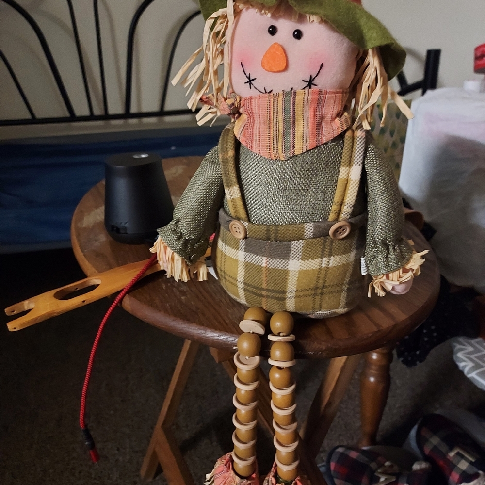 SCARECROW SHELF SITTER